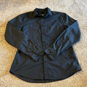 Excellent preowned condition. This is a black dress shirt made by H&M in medium